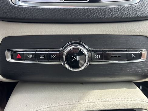 Used 2020 Volvo XC90 T6 Momentum image 28