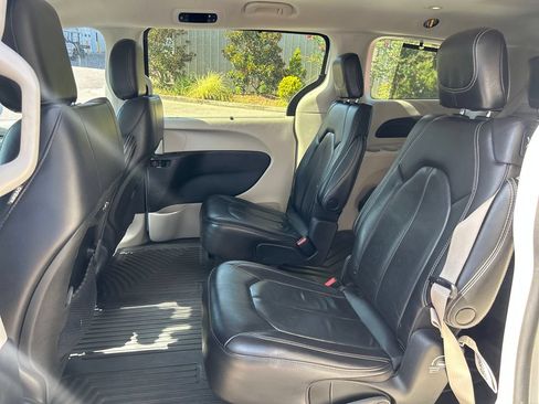 Used 2022 Chrysler Pacifica Touring-L FWD image 13
