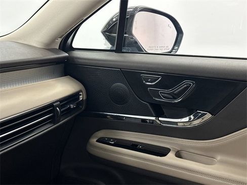 Used 2023 Lincoln Corsair AWD image 30