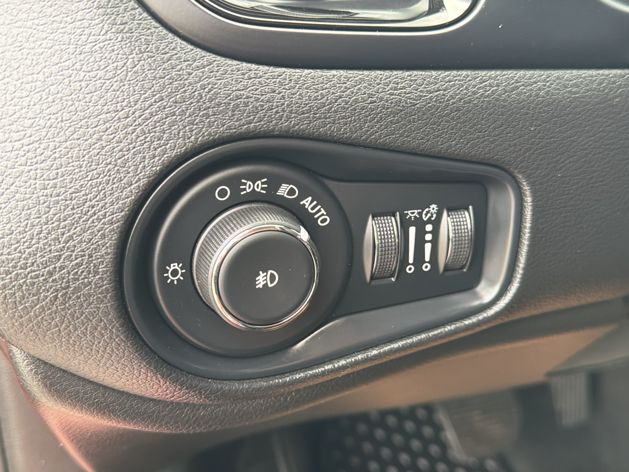 Used 2017 Jeep Renegade Altitude FWD image 14