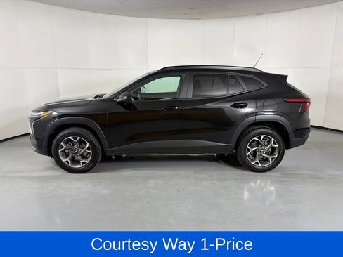 Used 2024 Chevrolet Trax LT FWD image 6
