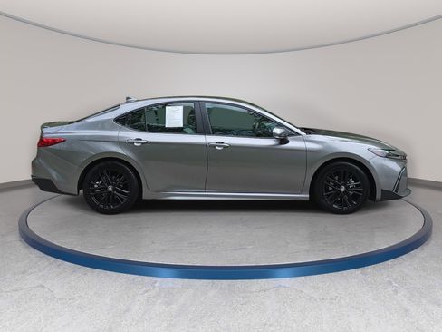 Used 2025 Toyota Camry SE w/ Convenience Package image 4
