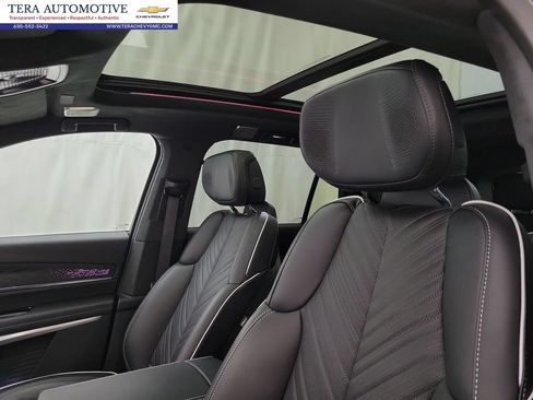 Certified 2026 Cadillac Vistiq Platinum w/ LPO, Floor Liner Package AWD/4WD image 9