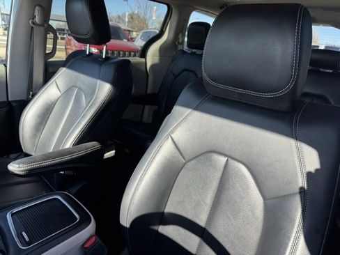 Used 2024 Chrysler Pacifica Touring-L image 11
