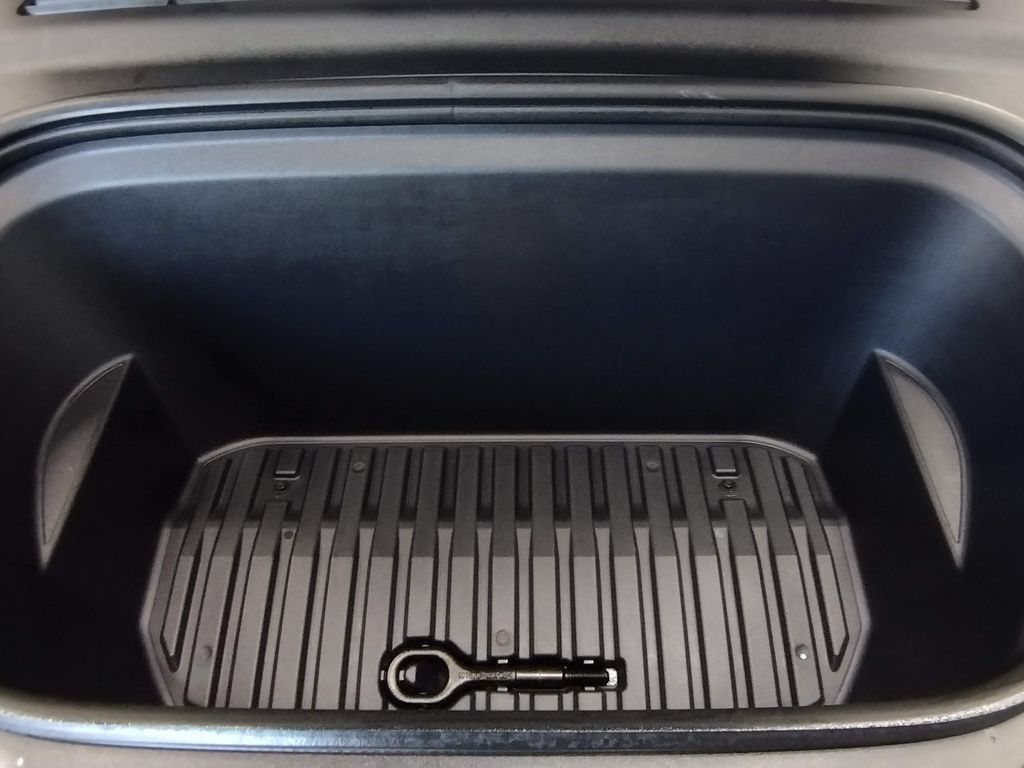 Used 2024 Tesla Model Y Long Range AWD/4WD image 7