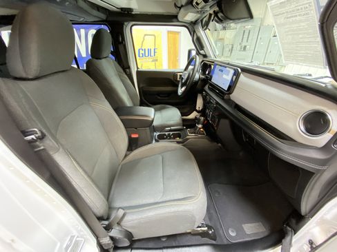 Used 2025 Jeep Wrangler Sahara image 26