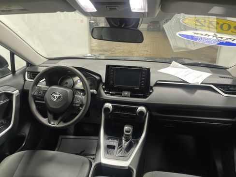 Used 2022 Toyota RAV4 LE image 23
