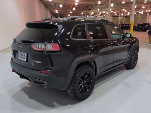 Used 2019 Jeep Cherokee Trailhawk w/ Cold Weather Group AWD/4WD image 3