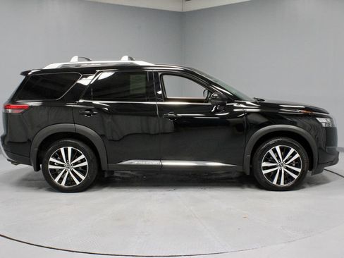 Certified 2025 Nissan Pathfinder Platinum w/ Cargo Package AWD/4WD image 12