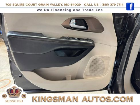 Used 2017 Chrysler Pacifica Touring-L w/ Tire & Wheel Group FWD image 9