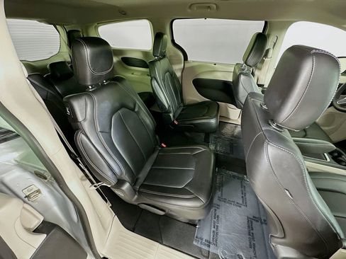 Certified 2024 Chrysler Pacifica Touring-L image 38