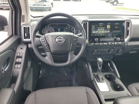 Used 2025 Nissan Frontier SV image 18