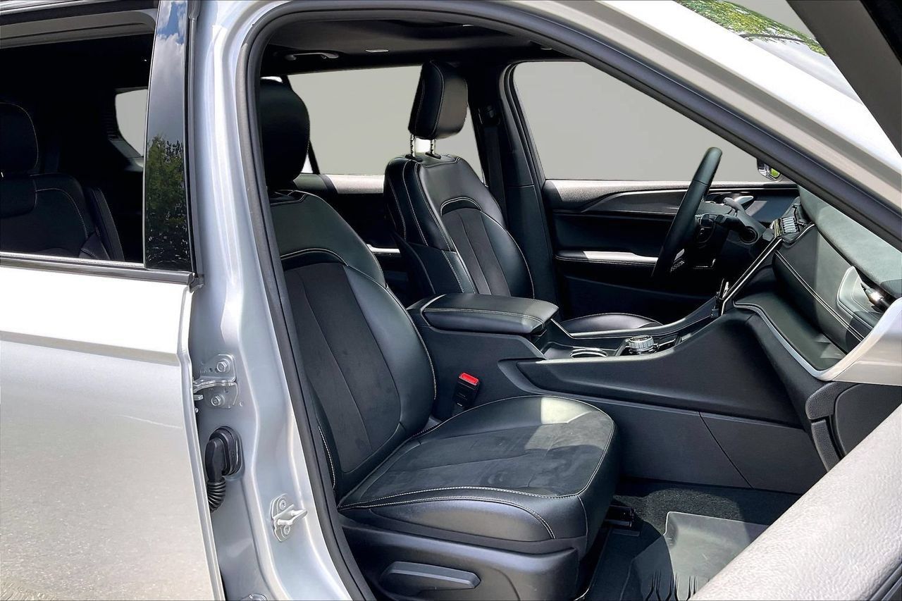 Used 2024 Jeep Grand Cherokee L Altitude AWD/4WD image 23
