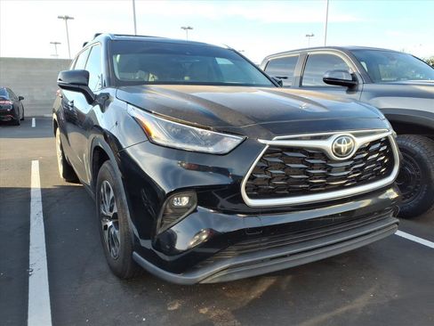 Used 2021 Toyota Highlander XLE image 1