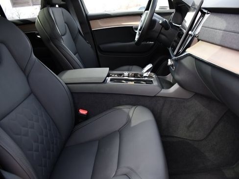 Certified 2025 Volvo XC90 B6 Plus image 30