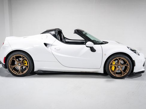 Used 2018 Alfa Romeo 4C Spider RWD image 2