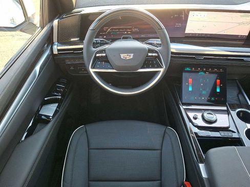 Certified 2025 Cadillac Escalade ESV Premium Luxury AWD/4WD image 7