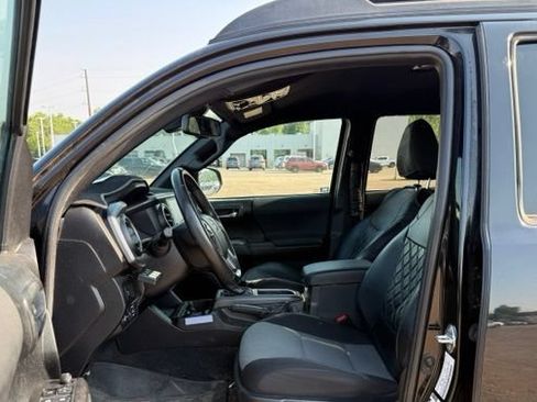 Used 2021 Toyota Tacoma TRD Off-Road w/ Technology Package AWD/4WD image 26