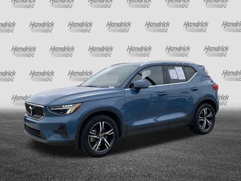 Used 2025 Volvo XC40 B5 Core image 5