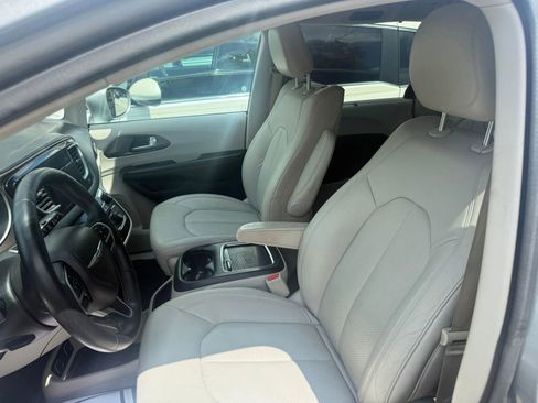 Used 2018 Chrysler Pacifica Touring-L Plus w/ Tire & Wheel Group FWD image 12