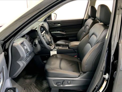 Used 2025 Nissan Pathfinder SL FWD image 15