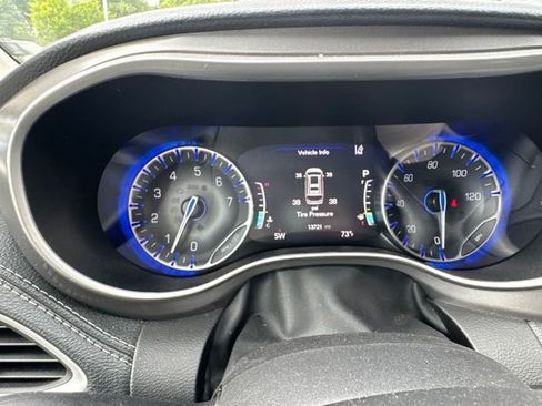 Used 2024 Chrysler Pacifica Touring-L FWD image 17