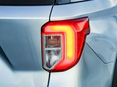 Used 2020 Ford Explorer XLT image 9