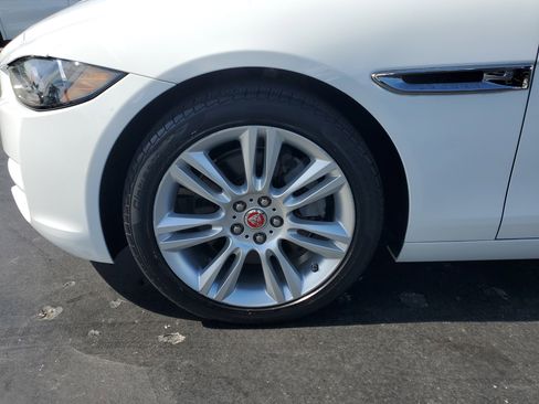 Used 2019 Jaguar XE Premium image 9