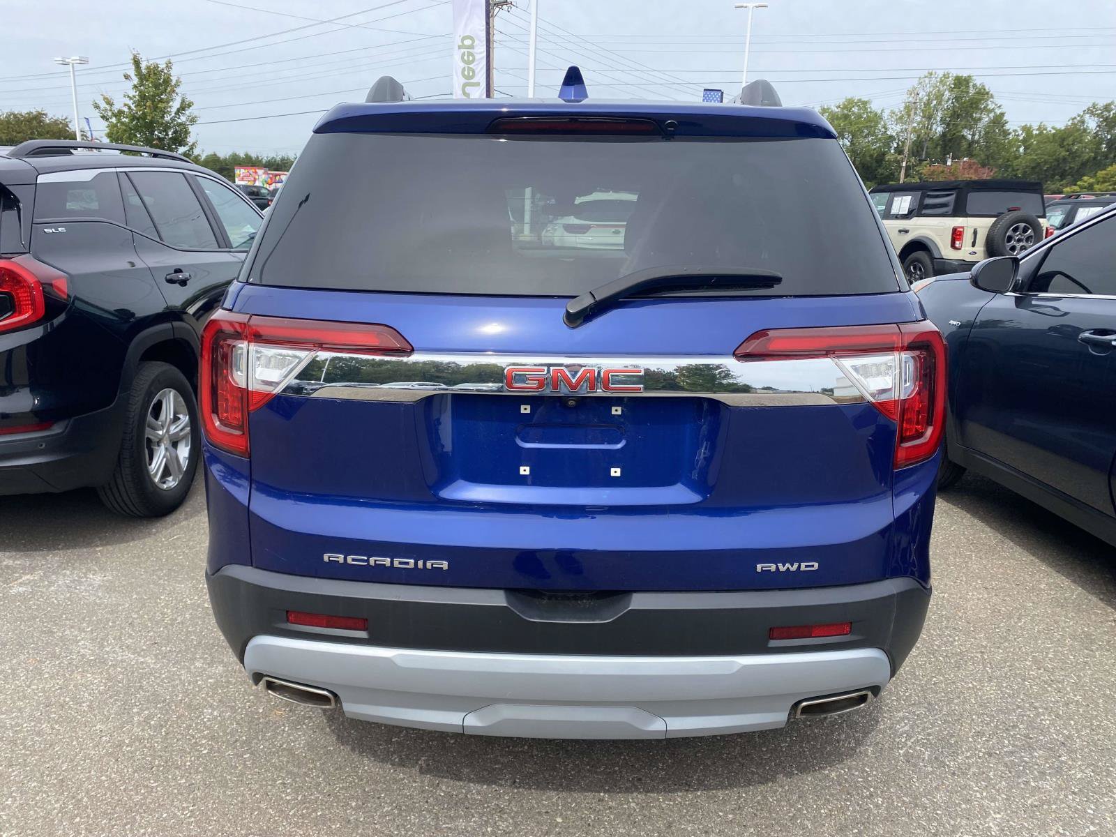 Used 2023 GMC Acadia SLE w/ Driver Convenience Package AWD/4WD image 7
