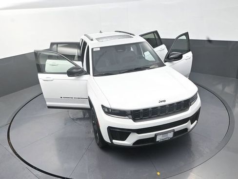 New 2026 Jeep Grand Cherokee Altitude AWD/4WD image 32