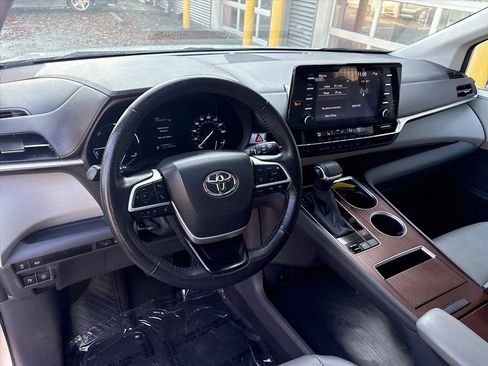 Used 2023 Toyota Sienna XLE image 12