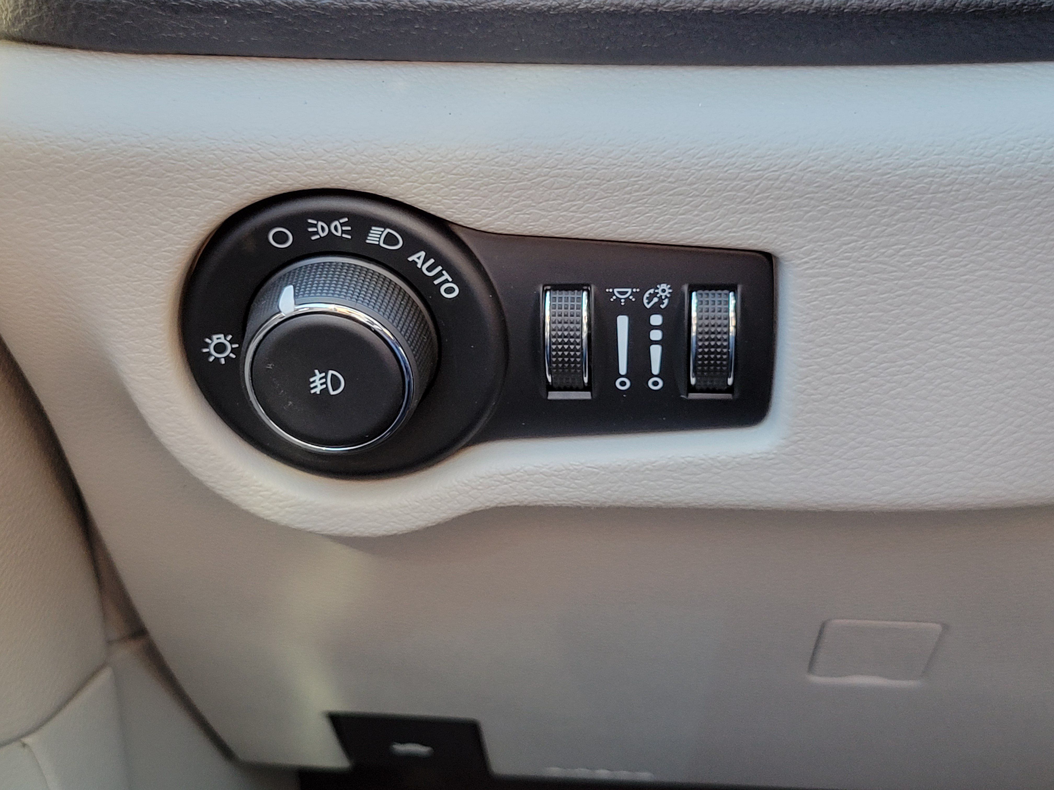Used 2023 Chrysler Pacifica Touring-L FWD image 13