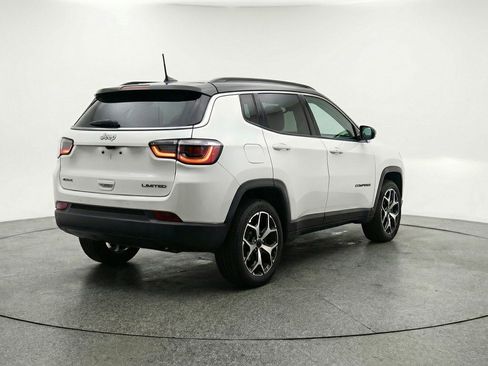 Used 2025 Jeep Compass Limited image 9