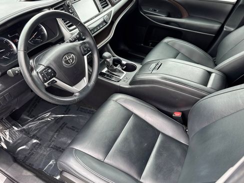Used 2019 Toyota Highlander XLE AWD/4WD image 4