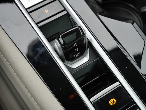 Certified 2025 Volkswagen Atlas SEL Premium R-Line image 25