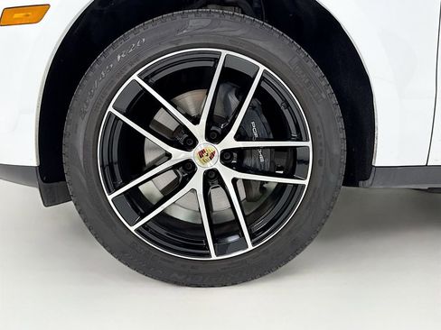 Certified 2024 Porsche Macan AWD/4WD image 33