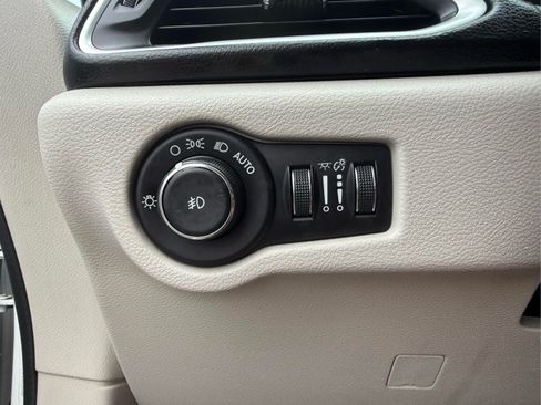 Used 2017 Chrysler Pacifica Touring-L FWD image 25