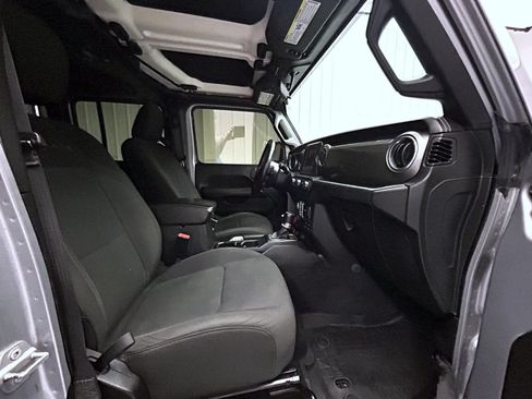 Used 2018 Jeep Wrangler Unlimited Sahara w/ Cold Weather Group AWD/4WD image 15