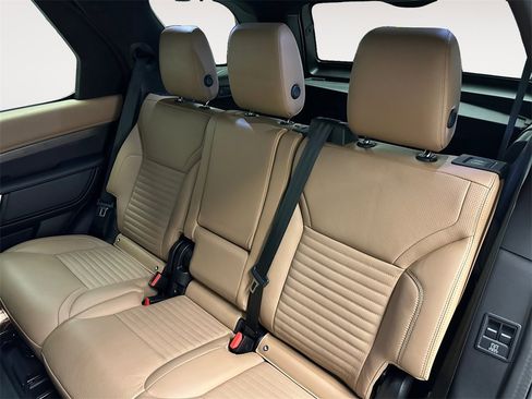 Used 2024 Land Rover Discovery Metropolitan Edition image 13