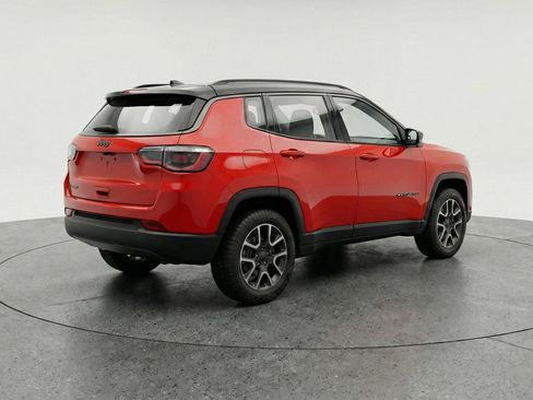 Used 2025 Jeep Compass Trailhawk AWD/4WD image 9