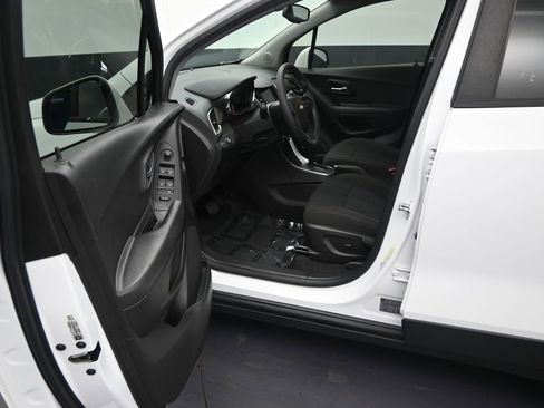 Used 2020 Chevrolet Trax LS FWD image 11