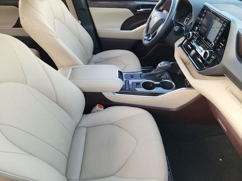 Used 2020 Toyota Highlander Limited image 14
