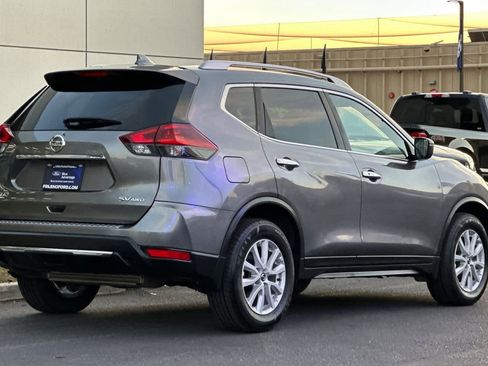 Used 2018 Nissan Rogue SV image 2