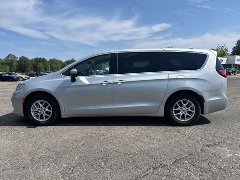 Used 2023 Chrysler Pacifica Touring-L FWD image 6