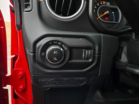 Used 2025 Jeep Gladiator Sport image 16