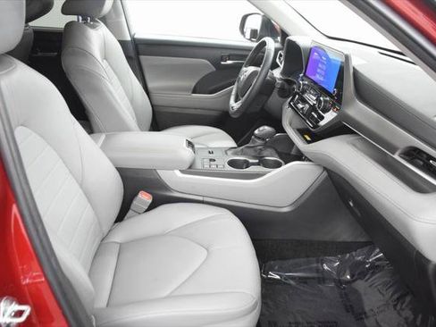 Certified 2023 Toyota Highlander XLE image 12
