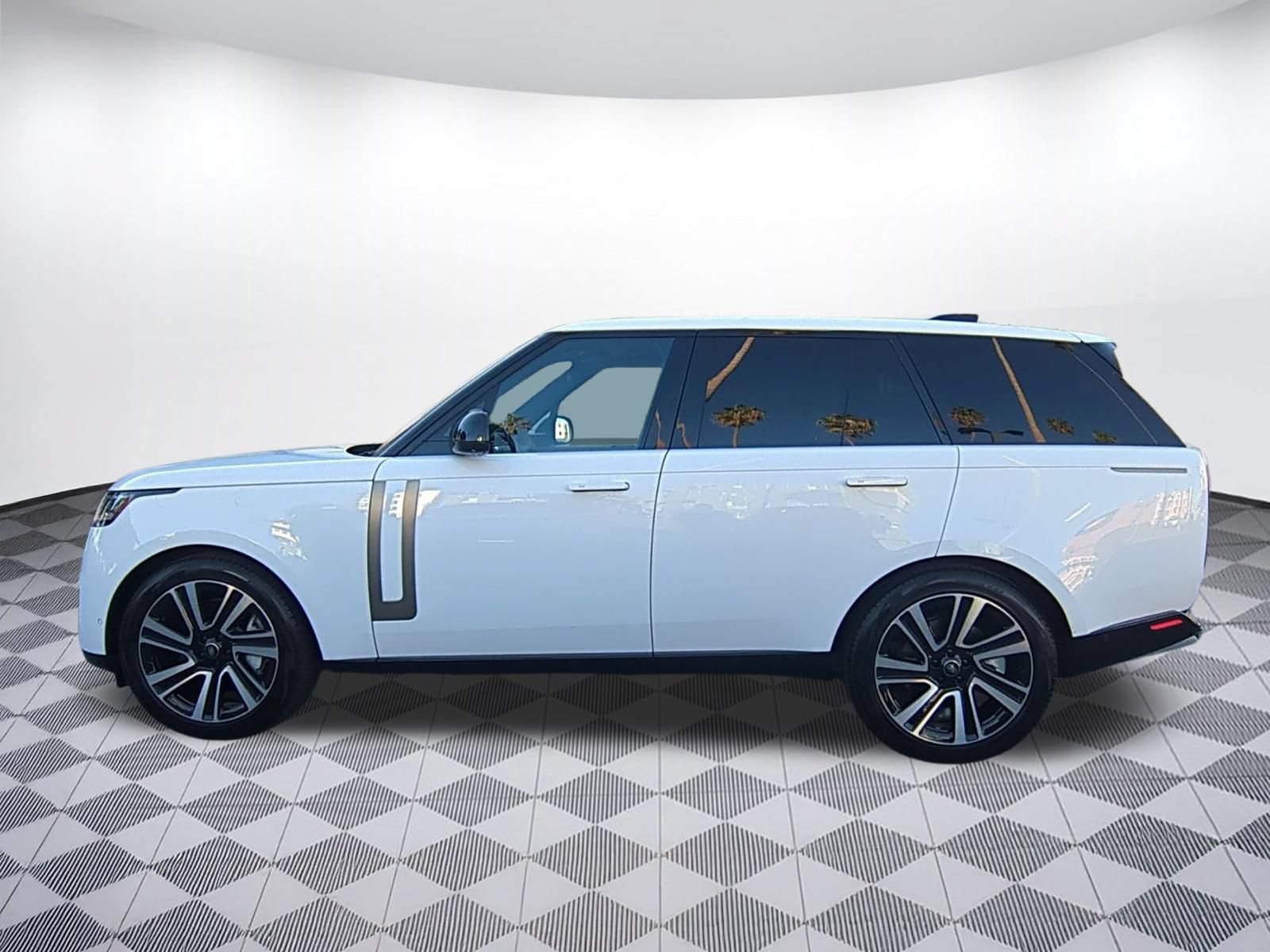 Used 2023 Land Rover Range Rover SE AWD/4WD image 2