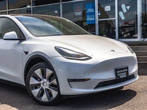 Used 2021 Tesla Model Y Long Range AWD/4WD image 3