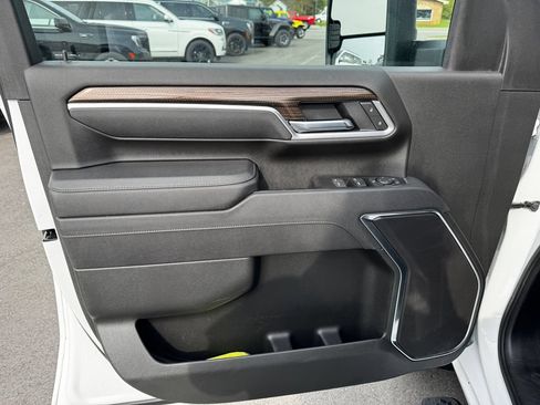 Used 2025 Chevrolet Silverado 2500 LT w/ Convenience Package AWD/4WD image 11