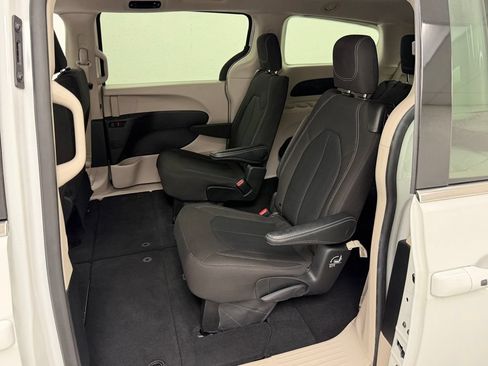 Used 2023 Chrysler Voyager LX FWD image 17